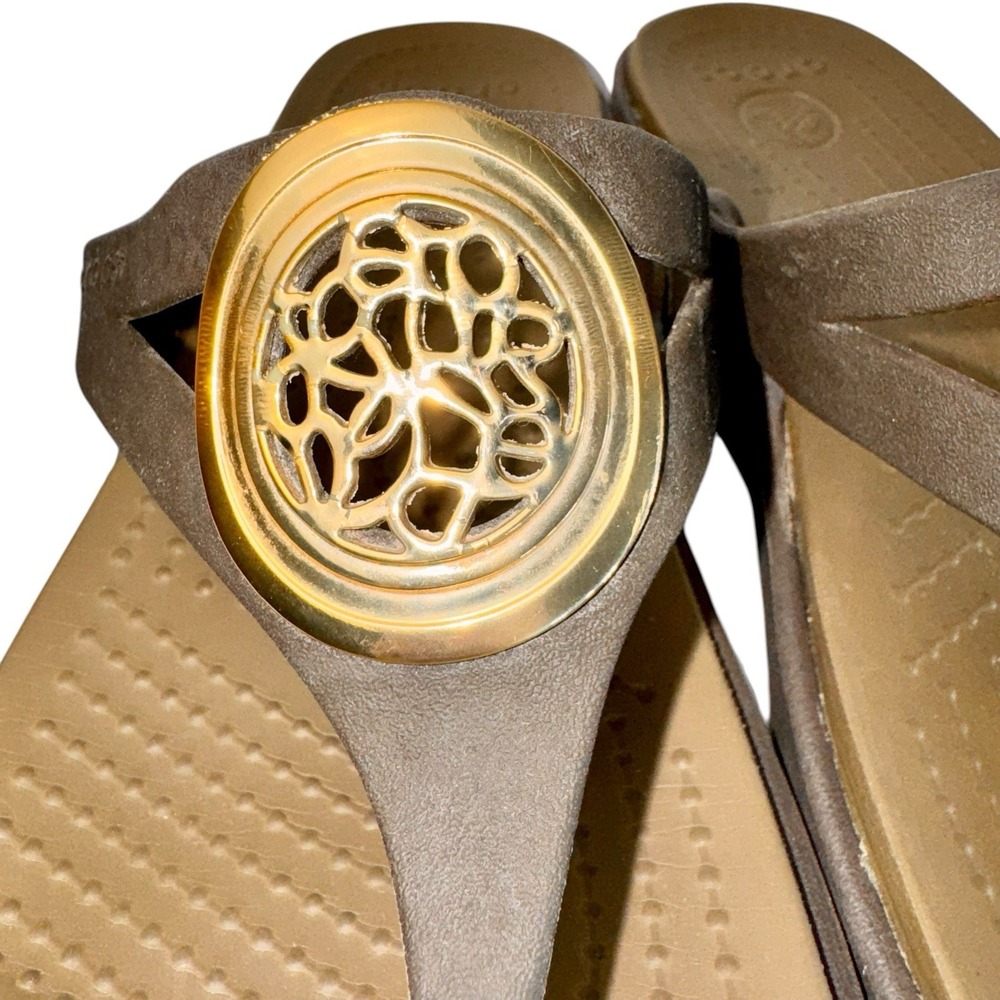 CROCS Womens Sanrah Sandals Gold Circle Medallion Brown Wedge Summer Beach 10W - Picture 4 of 7